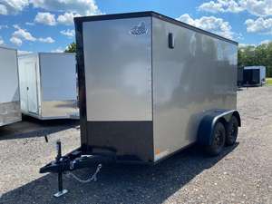 Remolques tipo vagón cerrados 2023 de 6x12 pies, de aluminio/aleación, 2272 kg, con altura extra y paquete Blackout - Product Image 2