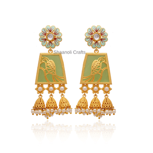 Pendientes colgantes chapados en oro para mujer, joyería de latón hecha a mano India para ropa de fiesta - Product Image 4