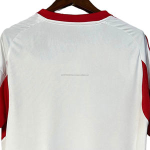 Fabrication de vêtements de qualité, fabricant de maillots de football personnalisés pour hommes, impression par transfert thermique, 100% polyester, rayé, col rond, manches courtes, 100g - Product Image 3