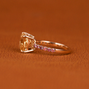 Anillo de Compromiso Clásico con Diamante Amarillo Radiante Cultivado en Laboratorio, Chapado en Oro de 14K, Anillo Moderno con Diamante Rosa de Corte Redondo y Engaste Pavé - Product Image 3