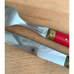 Juego de Cubiertos de Lujo Estilo Bistro Francés Vintage, Ecológico, con Remaches, Plástico Rojo y Latón, 6 Tenedores, 6 Cuchillos, 12 Piezas - Product Image 3