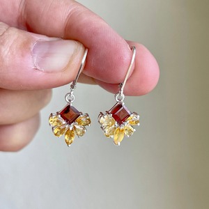 Boucles d'oreilles fleuris en topaze jaune doré et grenat, délicats et lumineux, en argent sterling 925, pierre de naissance de novembre, pour une touche de vitalité - Product Image 1