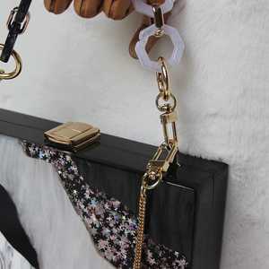 Sac à main en résine époxy fait main au design unique, moderne, élégant et luxueux pour femmes, pour les soirées et les occasions habillées - Product Image 5