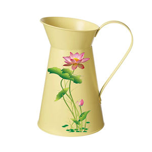Charmante pichet en métal galvanisé jaune renoncule avec motif floral avec poignée pichet à eau parfait pour une utilisation à la maison - Product Image 1