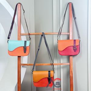 กระเป๋าสะพายข้างหนังรีไซเคิลสำหรับผู้หญิงกระเป๋าสะพายไหล่สไตล์ย้อนยุคพร้อมหัวเข็มขัดหนังสีสันสดใส - Product Image 1