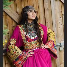 2024/2025 Robes Maxi Kuchi Robes Kuchi en tissu respirant en soie à motifs audacieux - Product Image 4