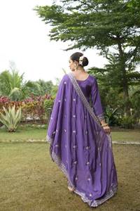 Traje Salwar Étnico Tradicional de Color Brillante de Alta Demanda para Mujer con Tela Modal y Viscosa, Ordene Ahora - Product Image 4