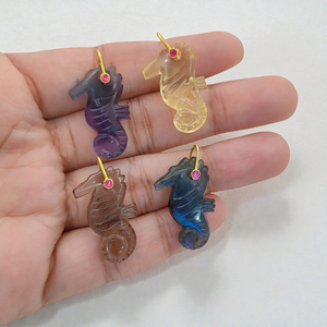 Sculptures d'hippocampes en pierre de quartz fumé |   Pendentifs en pierre faits à la main pour bijoux - Product Image 2