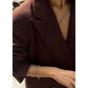Pulsera de tenis clásica Diana de oro amarillo con esmeraldas, elegante accesorio de moda - Product Image 2