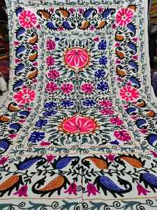 Couette de broderie suzani brodée à la main en paisley & floral conçue, idéale pour les créateurs de vêtements pour la confection de vestes - Product Image 3