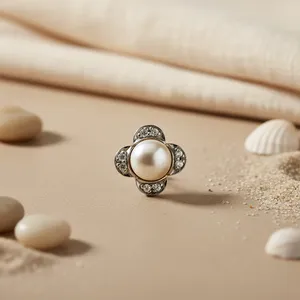 ต่างหูดีไซน์อาร์ต พาเลซ โคลเวอร์ประดับมุกและเพชร - Product Image 2