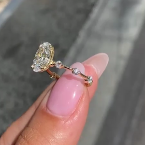 Bague en diamant de laboratoire certifiée IGI 2,60 carats, ovale, couleur D-E-F, avec pierres d'appoint VVSVS - Product Image 4