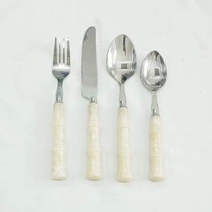 Ensemble de couverts élégant en métal sans danger pour les aliments avec revêtement en or PVD à poignée en émail blanc pour la maison et les ensembles de couverts de vaisselle de mariage - Product Image 3