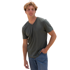 เสื้อยืดคอวีผู้ชาย สีเขียวป่า 100% ผ้าฝ้ายออร์แกนิคสุดหรู ผ่านการซักแล้ว ได้รับการรับรองมาตรฐาน GOTS พรีเมียม แขนสั้น ระบายอากาศได้ดี ทรงพอดีตัว - Product Image 3