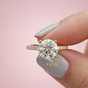 Anillo de Compromiso Solitario de Plata 925 con Corte Redondo, Anillo de Boda Clásico con Banda Pavé, Regalo para Ella - Product Image 3