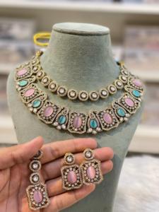 โช้คเกอร์และต่างหู Kundan แบบสองชั้นแบบดั้งเดิมเครื่องประดับแฟชั่นสำหรับเจ้าสาวด้วยหินมอยส์ซอไนต์สำหรับงานแต่งงาน - Product Image 2