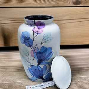 Urne funéraire décorative florale blanche et bleue élégante Urne funéraire adulte en métal pleine grandeur avec design botanique pour les cendres humaines - Product Image 2