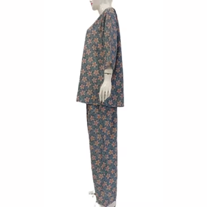 Camisa larga y pantalones largos para mujer, un conjunto de pijama floral, material de rayón de Chrysanta - Product Image 3