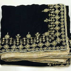 Chal Tradicional Pakistaní de Terciopelo Negro Clásico con Bordado Enriquecido, Poliéster Sólido Transpirable para Invierno - Product Image 1