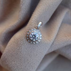 จี้เพชรโมอิสทรงกลมแบบเดี่ยวพร้อมจี้925และจี้เงินแท้สำหรับเป็นของขวัญและของประดับ - Product Image 1