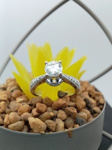 D'VINS JEWELS Anillo de compromiso Estilo clásico y Art Déco Forma Esmeralda VVS Lab Grown Moissanite y plata 925 para boda - Product Image 2