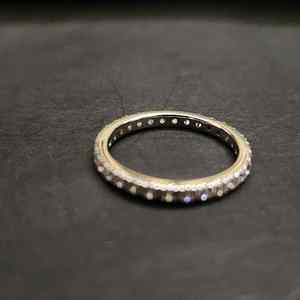 Magnifique bague éternité classique en acier inoxydable avec sertissage clos en moissanite, idéale pour un cadeau d'anniversaire - Product Image 3