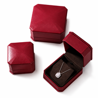 Boîte d'emballage de bijoux en similicuir rouge de qualité supérieure avec intérieur en velours doux pour les marques de bijoux et les magasins de détail