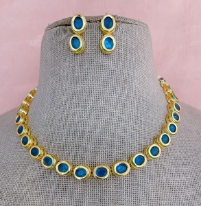 Impresionante collar Kundan de calidad superior con acabado dorado con pendientes para mujer, joyería de diseñador para colección de ropa de boda - Product Image 2