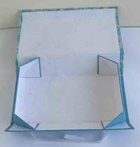 Boîte d'emballage cadeau pliante en carton recyclé fait main écologique avec fermeture en rubans de papier coton imprimé pour magasin - Product Image 4