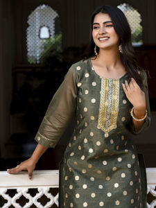 ชุดคุर्ตาผ้าไหมผสมปักลายคุณภาพส่งออก ดีไซน์หรูหราสำหรับผู้หญิง เหมาะสำหรับใส่ทำงานและใส่ในชีวิตประจำวัน มีจำหน่ายในราคาที่เหมาะสม - Product Image 4