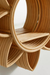 Unique en son genre avec une finition unique, complément parfait à la décoration murale Boho moderne Un miroir en rotin à silhouette de fleurs épanouies - Product Image 2