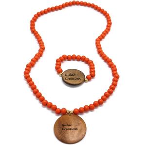 Collier de perles en bois orange avec pendentif rond épais et bracelet assorti ensemble de bijoux de déclaration Boho fait à la main pour les femmes - Product Image 1