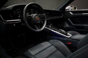 รถใหม่มาถึงปี 2025 สีขาวสะอาดตาสำหรับ 911 Turbo S Convertible A W D ล้อแม็กซ์ เบาะหนัง เกียร์อัตโนมัติ หลังคาซันรูฟแบบพาโนรามา - Product Image 2