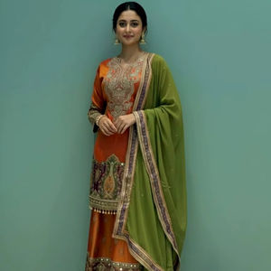 Ensemble Kurta Sharara élégant brodé avec de riches motifs traditionnels - Product Image 1