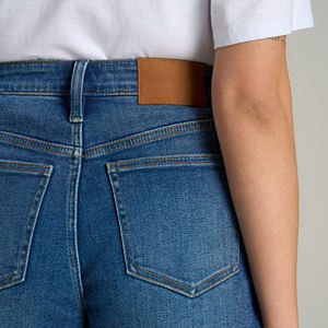 Pantalones cortos de mezclilla ajustados lavados en azul para mujer con etiqueta privada de calidad superior a la moda a precio barato con servicio OEM - Product Image 4