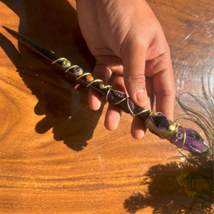 Varita curativa de cristal de amatista natural tallada con mango de madera estilo Feng Shui Reiki Chakra brujería - Product Image 1