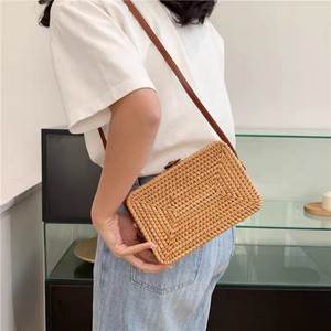 2025 femmes été décontracté fourre-tout à la main tissé paille cuir poignées fermeture à glissière Vietnam perles arcs chaîne plume décoration - Product Image 1