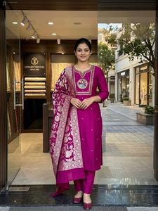 Hermoso bordado y trabajo artesanal por todas partes del vestido con forro completo que exuda detalles artesanales en la dupatta de jacquard. - Product Image 5