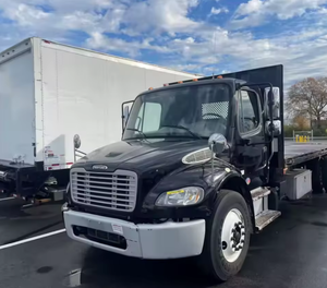 Se Vende Camión de Plataforma Plana For-Freightliners M2 106 de 24 pies, Usado, Año 2015 - Transmisión Automática de 6,9 Velocidades, Puerta Trasera Elevadora, Listo para Exportar a Todo el Mundo - Product Image 1