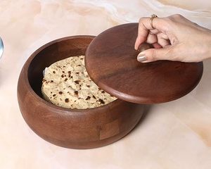 Boîte à roti en bois fabriquée à la main avec un design indien traditionnel pour le stockage et le stockage des aliments Chapati - Product Image 3