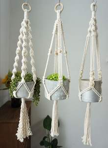Plante suspendue en macramé pour la décoration de jardin d'intérieur, créant une ambiance fraîche avec une texture de fibres naturelles - Product Image 3