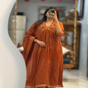 Conjunto de Traje de Algodón Puro VASTRA COTTAGE para Mujer con Top Estampado en el Cuello Hecho a Mano, Pantalón y Dupatta, Conjunto Étnico Cómodo para Uso Diario - Product Image 5