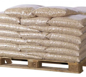 Briquettes de bois pour le chauffage, sacs de 15 kg, EnPlus A1, teneur en cendres 100%, humidité 0%, calories 100 - Product Image 1