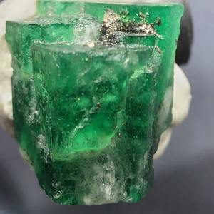 พลอยสเวทมารีนธรรมชาติ 18 กะรัต |   รูปทรงหกเหลี่ยมแบบไม่สม่ำเสมอ |   มรกตดิบที่ได้รับการรับรองจากบุคคลที่สาม - Product Image 2