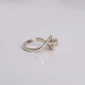 Bague de fiançailles unisexe élégante en or massif 14 carats, diamant de laboratoire taille radiant jaune, serti pavé, certifié IGI, design tendance - Product Image 2