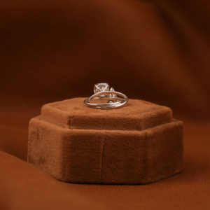 Anillo de compromiso de diamante cultivado en laboratorio con corte de Cojín cuadrado y Triángulo de oro macizo de 14 quilates, anillo de compromiso elegante de lujo clásico - Product Image 4