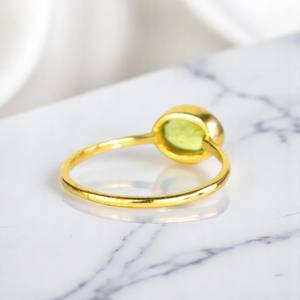 Peridoto piedra preciosa forma ovalada 8x10 MM anillo chapado en oro anillos finos joyería para mujeres plata banda lisa anillos personalizados - Product Image 3