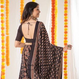 Venta al por mayor nuevo diseñador Navratri rayón especial hermoso impreso y Pari encaje trabajo Lehenga y Choli con estampado de rayón Dupatta - Product Image 4