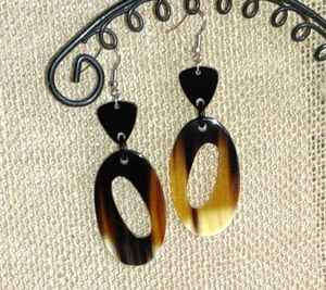 Boucles d'oreilles en buffle de style vintage faites à la main Bijoux naturels à la mode par l'artisanat en croissant - Product Image 1