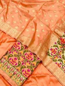 Sarees de seda brocados tejidos a mano con patrones florales disponibles en una variedad de colores para reventa y uso por Anarkali - Product Image 4